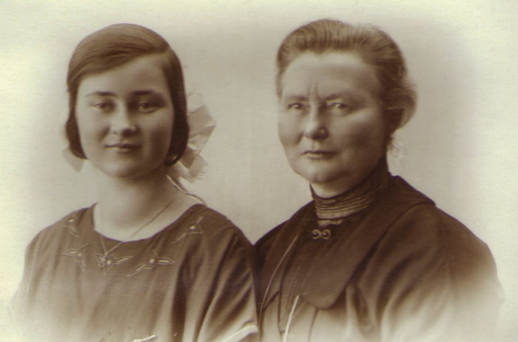 Yda Adriana Kuijlenburg en haar jongste dochter Maria Louise Kok (1910-1979) ca. 1930.