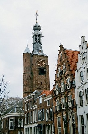 Gasthuistoren te Zaltbommel. Afbeelding van de website van Nederlandse Klokkenspel-Vereniging.