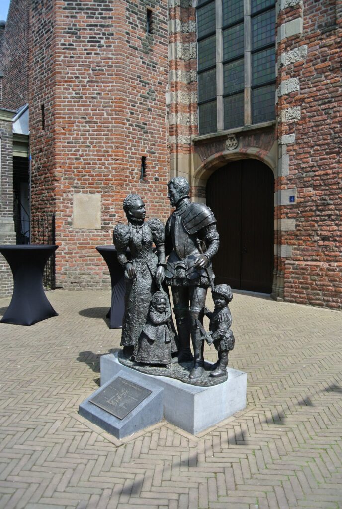 Standbeeld van Willem van Oranje en Anne van Buren (jwt 24-03-2007), gemaakt door Lia Krol en Caroline van 't Hoff in 2003. CC BY-SA 3.0. transcripties Betuwe B.