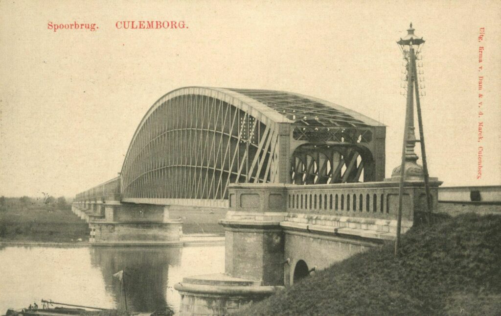 Gezicht op de oude spoorbrug over de Lek te Culemborg; circa 1910. transcripties Betuwe C